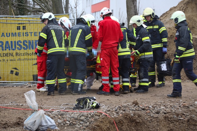 Personenrettung nach Sturz in eine Baugrube in Leonding