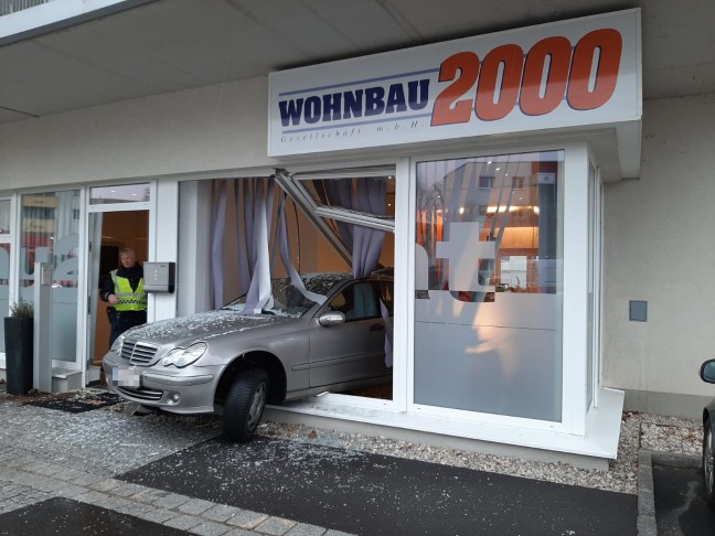 Autolenker kracht bei Unfall in Steyr durch Glasfassade mitten in Büroraum