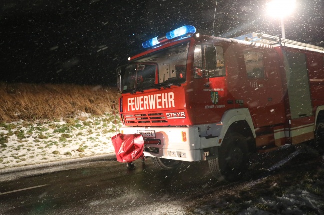 Autoüberschlag auf schneeglatter Fahrbahn in Gaspoltshofen fordert eine Verletzte