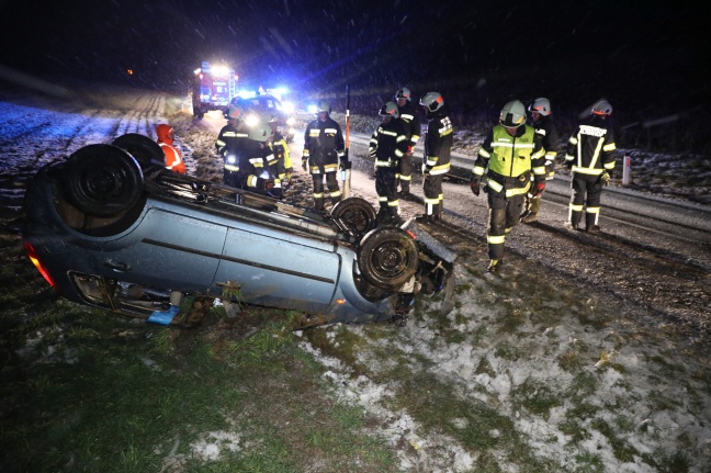 Autoüberschlag auf schneeglatter Fahrbahn in Gaspoltshofen fordert eine Verletzte
