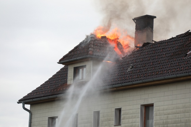 Großeinsatz bei Brand eines Mehrparteienwohnhauses in Wolfern