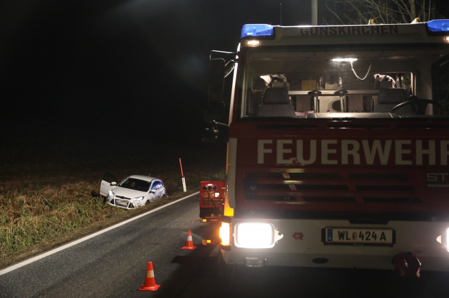 Ausweichmanöver bei Gunskirchen endete für ein Auto im angrenzenden Feld
