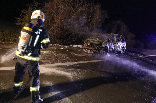PKW auf der Westautobahn bei Pucking in Flammen aufgegangen