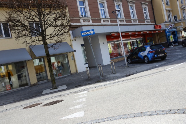 Autolenker in Kirchdorf an der Krems nach internem Notfall mit PKW gegen Hausfassade gerollt