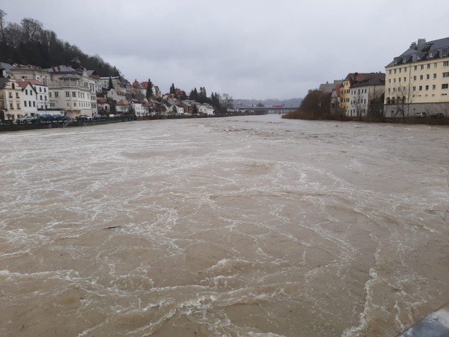 Ennskai in Steyr wegen Hochwasser gesperrt