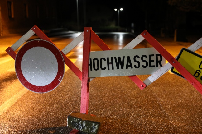 Überflutung: Gleich zwei Autolenker missachten Straßensperre bei Kematen am Innbach und gehen unter
