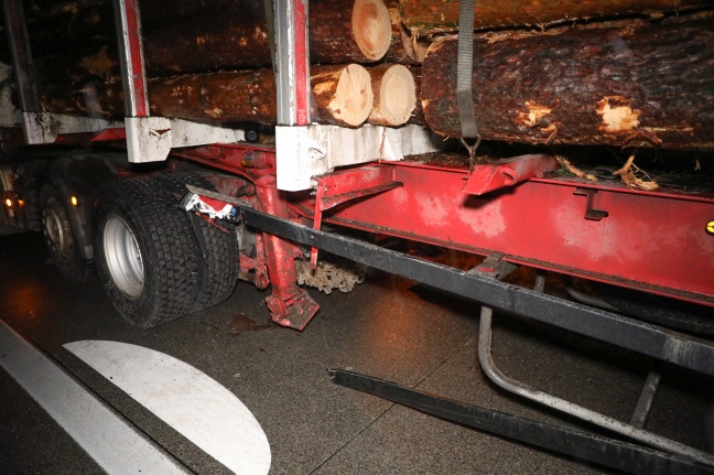 Verkehrsunfall zwischen Auto und Holztransporter auf Westautobahn bei Sattledt