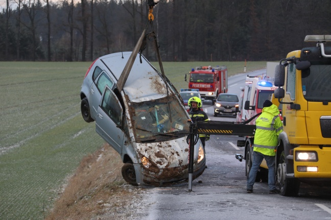 Autoüberschlag bei Verkehrsunfall in Vorchdorf fordert eine Verletzte