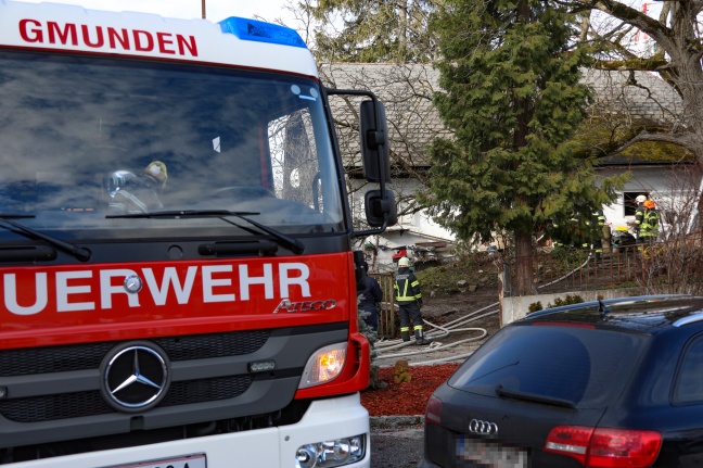 Schwierige Löscharbeiten bei Brand in einem Wohnhaus in Gmunden