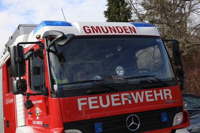 Schwierige Löscharbeiten bei Brand in einem Wohnhaus in Gmunden