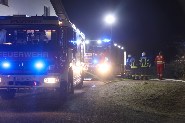 Großeinsatz bei Brand einer landwirtschaftlichen Lager- und Maschinenhalle in Waizenkirchen