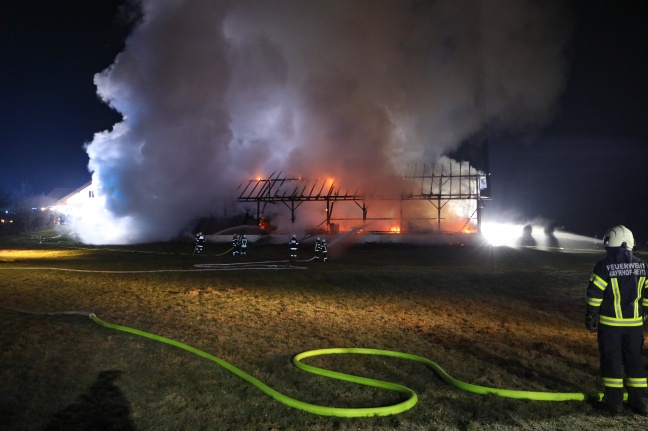Großeinsatz bei Brand einer landwirtschaftlichen Lager- und Maschinenhalle in Waizenkirchen