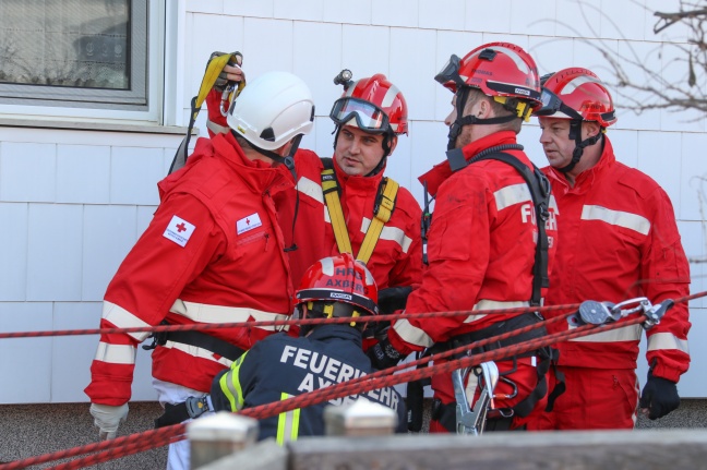 Person von Höhenrettern der Feuerwehr aus Brunnenschacht eines Wohnhauses in Leonding gerettet