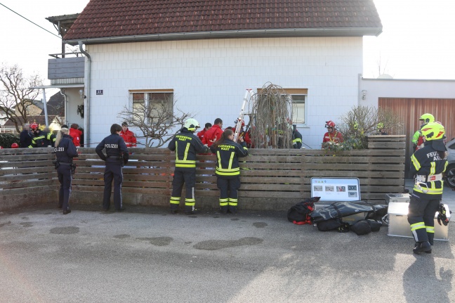 Person von Höhenrettern der Feuerwehr aus Brunnenschacht eines Wohnhauses in Leonding gerettet