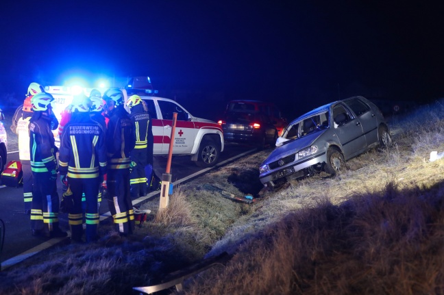 Lenker bei Verkehrsunfall in Meggenhofen aus Auto geschleudert und schwer verletzt