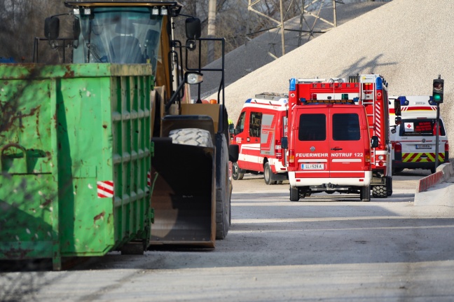 Brand auf einem Förderturm eines Kieswerks in Hörsching