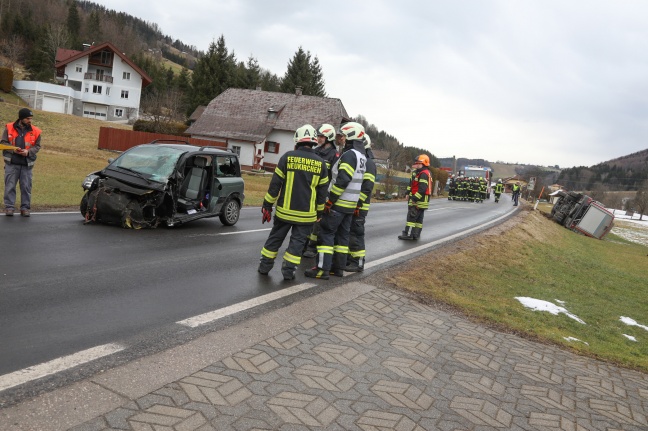 Kollision zwischen Mopedauto und Milchtransporter in Altmünster fordert einen Schwerverletzten