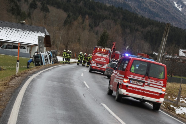 Kollision zwischen Mopedauto und Milchtransporter in Altmünster fordert einen Schwerverletzten