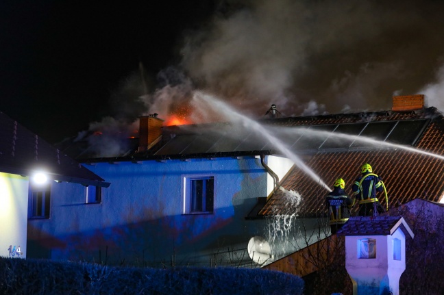 Dachstuhl eines Wohnhauses in Hörsching in Flammen