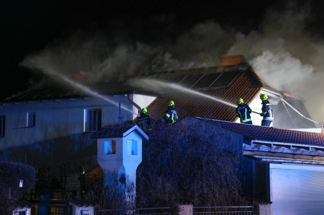 Dachstuhl eines Wohnhauses in Hörsching in Flammen