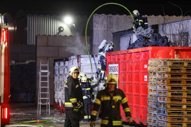 Containerbrand bei einem Recyclingunternehmen in Wels-Pernau sorgt für größeren Einsatz