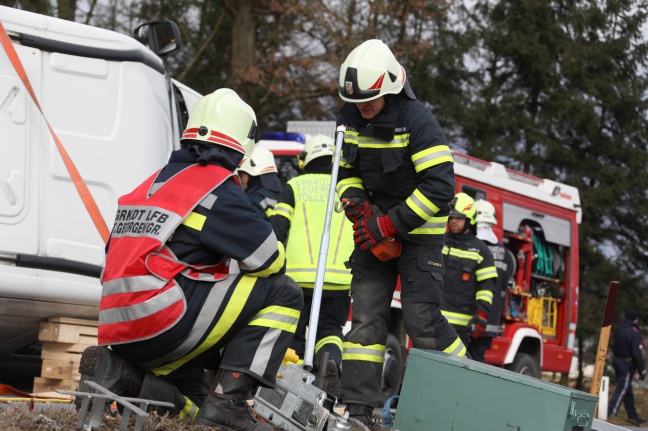 Sturmböe: Kleintransporter samt Anhänger während Fahrt in St. Georgen bei Grieskirchen umgeweht