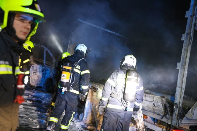 Klein-LKW auf Westautobahn bei St. Florian ausgebrannt