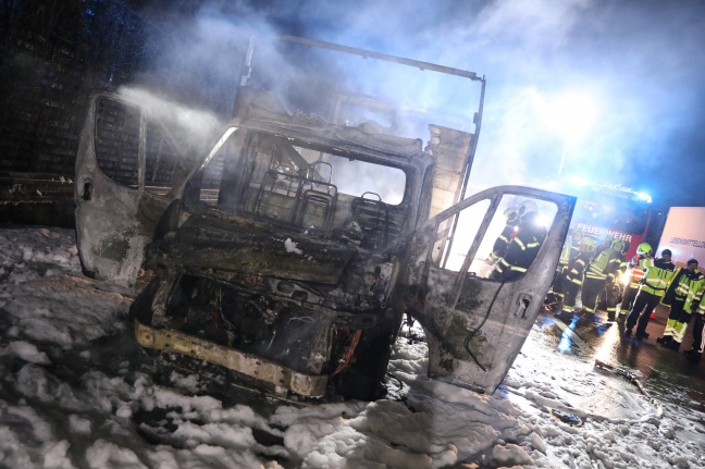 Klein-LKW auf Westautobahn bei St. Florian ausgebrannt