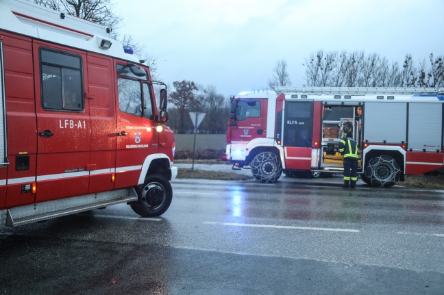Kreuzungscrash auf Nibelungenstraße in Hartkirchen fordert zwei Verletzte
