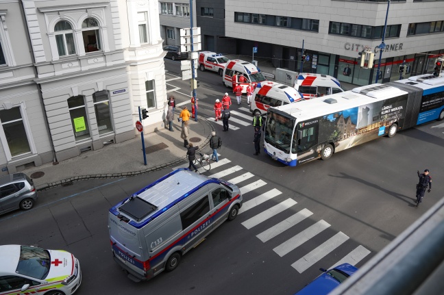 Drei Verletzte bei Verkehrsunfall mit Linienbus in Wels-Innenstadt