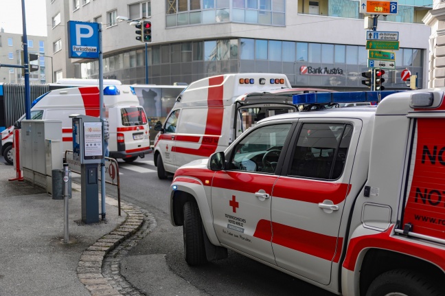 Drei Verletzte bei Verkehrsunfall mit Linienbus in Wels-Innenstadt