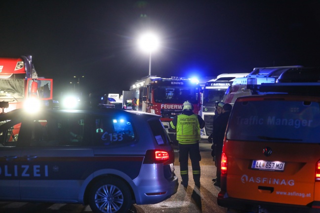 LKW-Lenker auf Rastplatz der Westautobahn bei Enns leblos aus Führerhaus geborgen