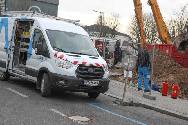 Gasaustritt: Bagger beschädigt bei Abrissarbeiten in Wels-Innenstadt Gasleitung