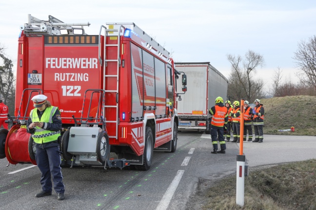Schwere Kollision zwischen LKW und PKW auf Theninger Straße in Hörsching