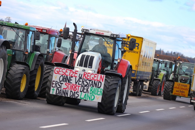 Demo mit rund 80 Traktoren vor Zentrale einer Lebensmitteleinzelhandelskette in Marchtrenk