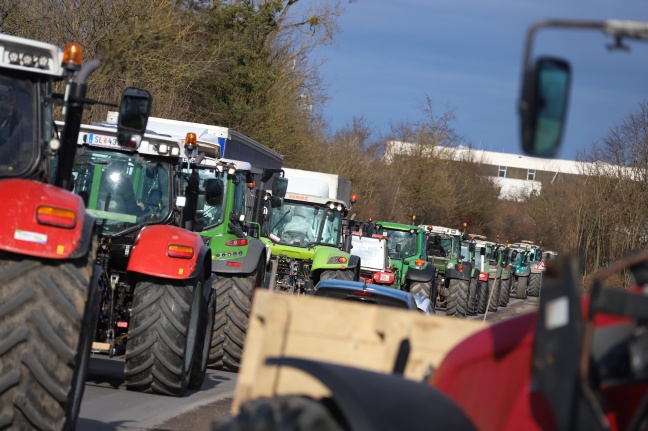 Demo mit rund 80 Traktoren vor Zentrale einer Lebensmitteleinzelhandelskette in Marchtrenk