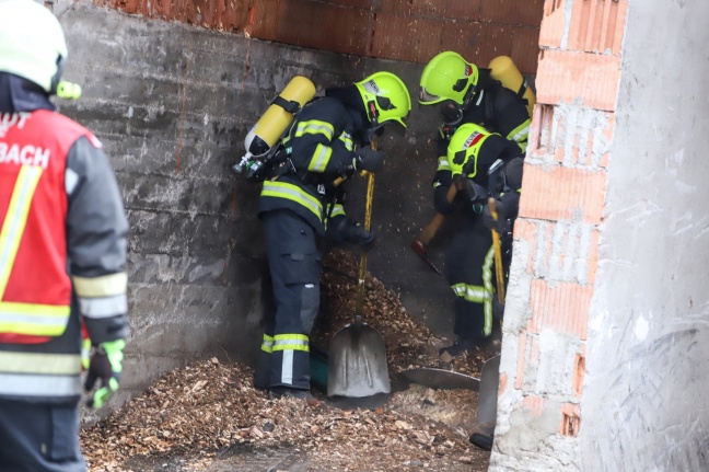 Sieben Feuerwehren bei Brand in einem Hackschnitzellager in Pettenbach im Einsatz