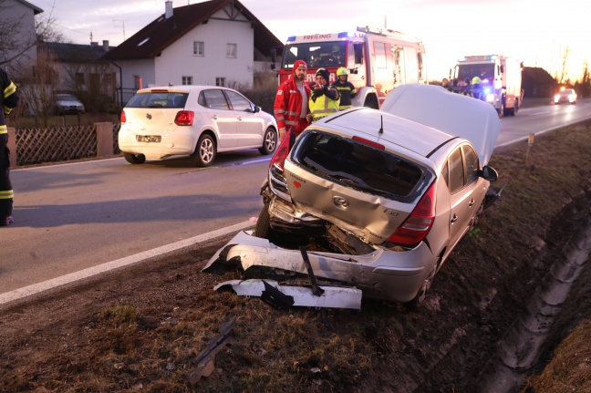 Schwerer Crash mit drei beteiligten Autos bei Oftering fordert zwei Verletzte
