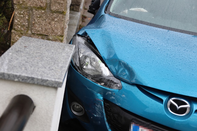 Autolenkerin touchiert in Weißkirchen an der Traun parkenden PKW, Betonring und Gartenzaun