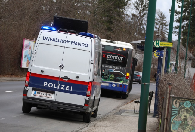 Vier Verletzte bei Verkehrsunfall mit Linienbus in Wels-Pernau