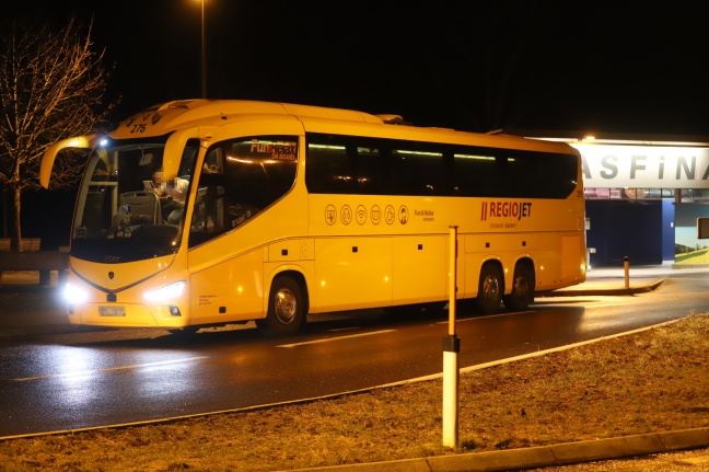 Coronavirus-Verdachtsfall in vollbesetztem Reisebus auf Autobahnparkplatz bei Allhaming