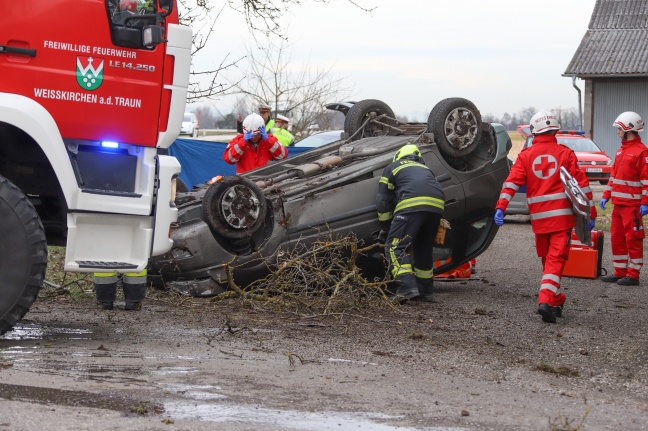 Menschenrettung: Auto bei Verkehrsunfall in Weißkirchen an der Traun überschlagen