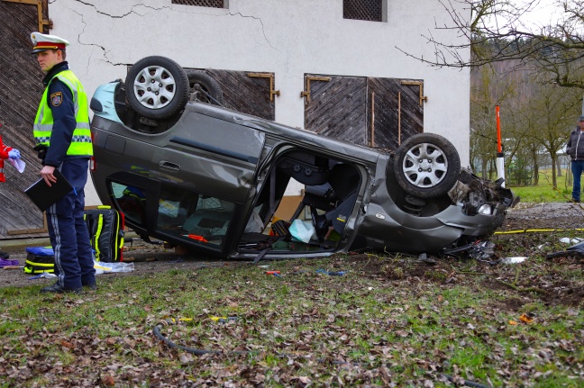 Menschenrettung: Auto bei Verkehrsunfall in Weißkirchen an der Traun überschlagen