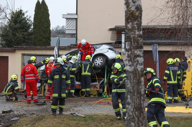 Schwerstverletzte und Leichtverletzter bei schwerem Verkehrsunfall in Wallern an der Trattnach