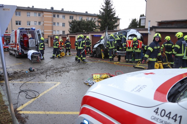 Schwerstverletzte und Leichtverletzter bei schwerem Verkehrsunfall in Wallern an der Trattnach