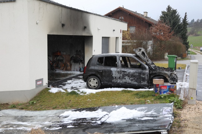 Auto in Garage eines neuen Einfamilienhauses in Leonding in Flammen aufgegangen