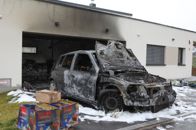 Auto in Garage eines neuen Einfamilienhauses in Leonding in Flammen aufgegangen