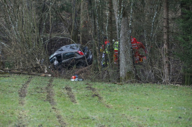 Tödlicher Verkehrsunfall: Auto landet in Hartkirchen nach Kollision mit Bäumen im Bachbett