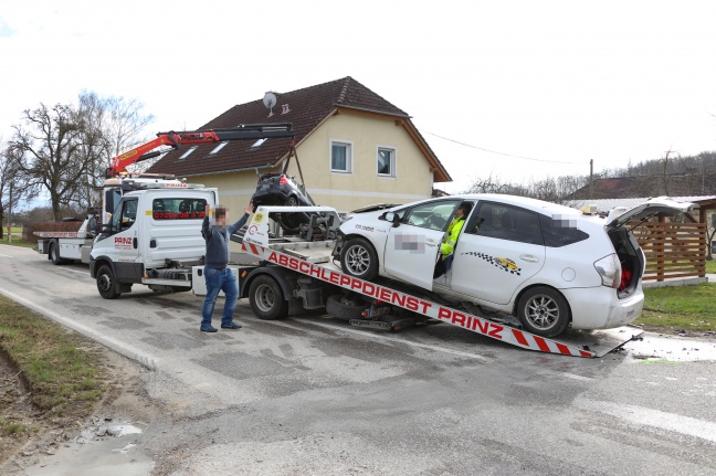 Vier Verletzte bei Kreuzungscrash zwischen Taxi und PKW in Kronstorf