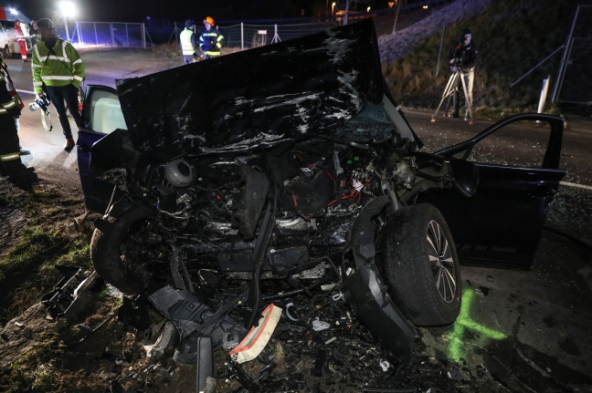 Tödlicher Verkehrsunfall: Auto bei Allhaming frontal gegen Unterführung gekracht